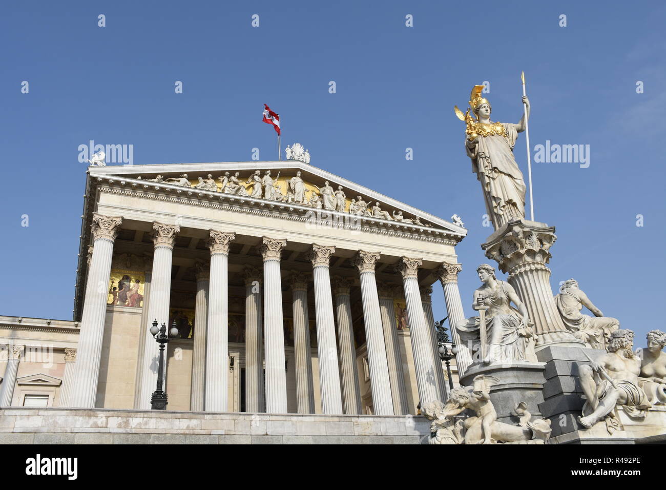 Fuente,Pallas Athena Pallas Athena,estatua,el parlamento Viena,el parlamento,vienna,dr. Karl Renner ring,ring road Foto de stock
