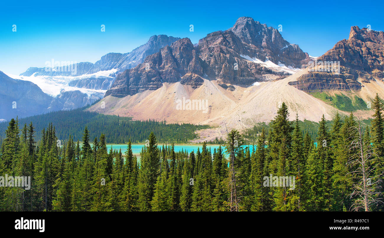 Hermoso paisaje con montañas rocosas y el azul lago de montaña en el Parque Nacional Banff, Alberta, Canadá Foto de stock