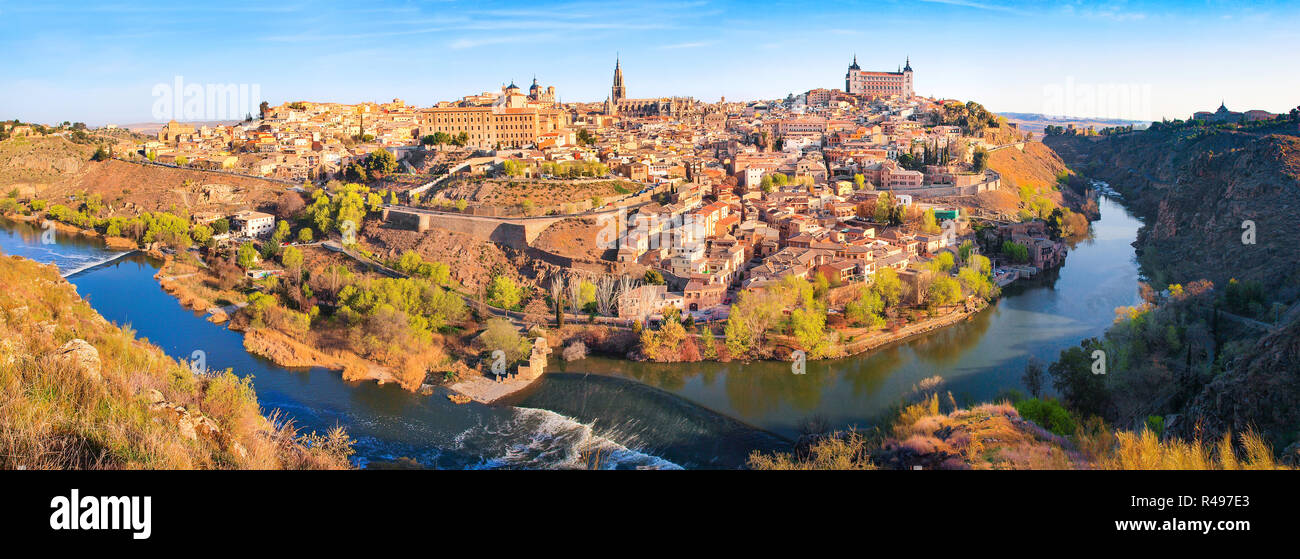 Vista panorámica de la ciudad histórica de Toledo con el río Tajo al atardecer en Castilla-La Mancha, España Foto de stock