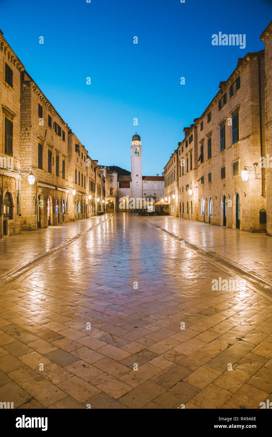 Classic vista panorámica del famoso Stradun, la calle principal del casco antiguo de Dubrovnik, en el hermoso crepúsculo matutino antes del amanecer al amanecer en verano Foto de stock