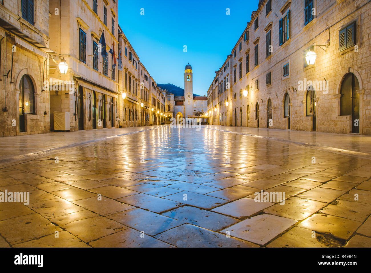 Classic vista panorámica del famoso Stradun, la calle principal del casco antiguo de Dubrovnik, en el hermoso crepúsculo matutino antes del amanecer al amanecer, Croacia Foto de stock