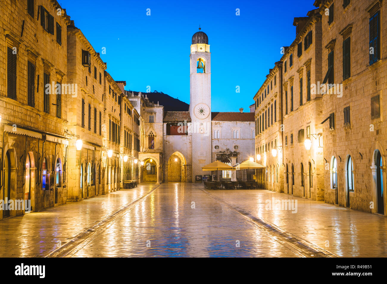 Classic vista panorámica del famoso Stradun, la calle principal del casco antiguo de Dubrovnik, en el hermoso crepúsculo matutino antes del amanecer al amanecer, Croacia Foto de stock