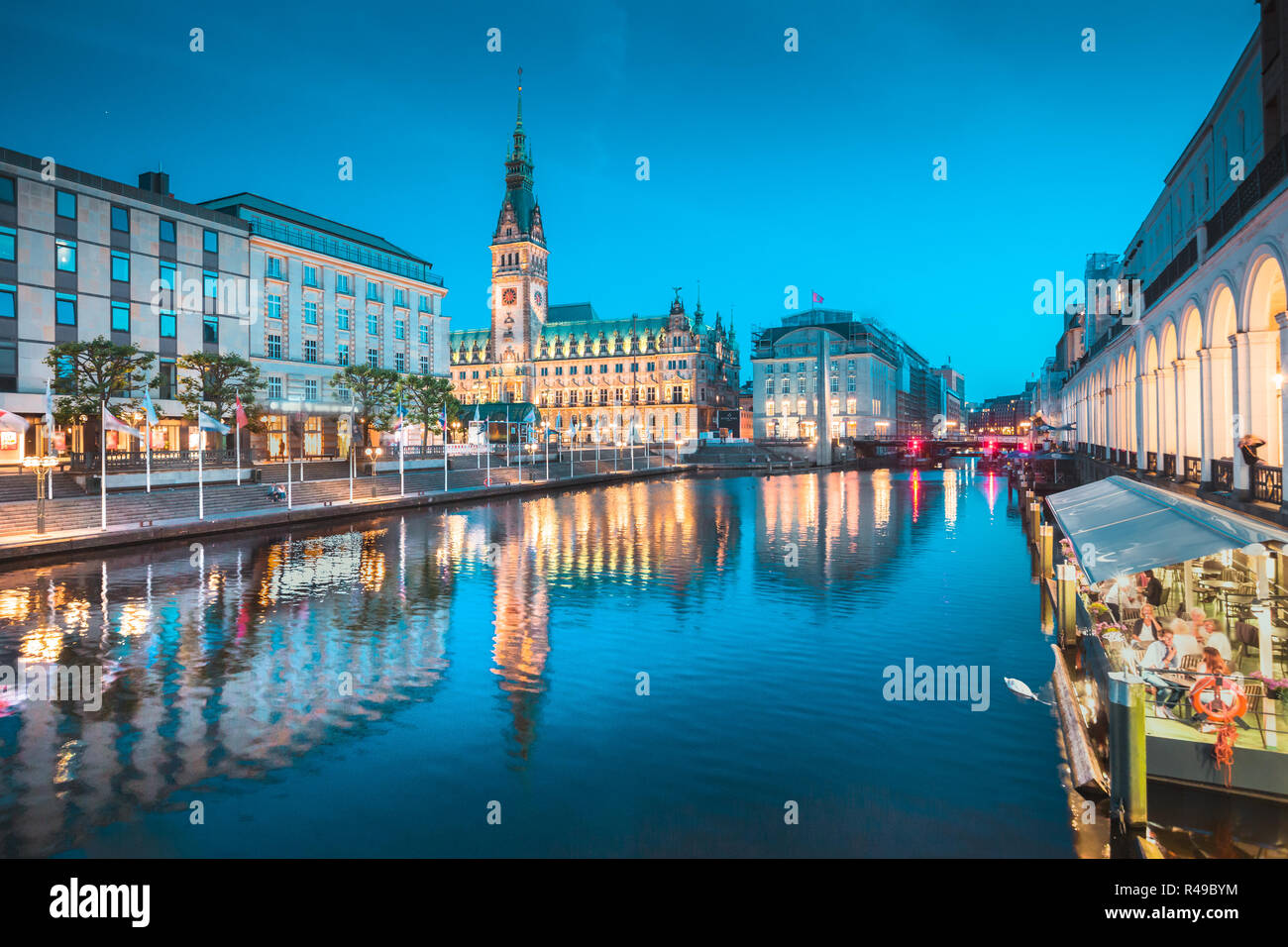 Crepúsculo clásica vista del centro de la ciudad de Hamburgo con el histórico ayuntamiento reflejando en el Binnenalster durante la hora azul al atardecer, Alemania Foto de stock