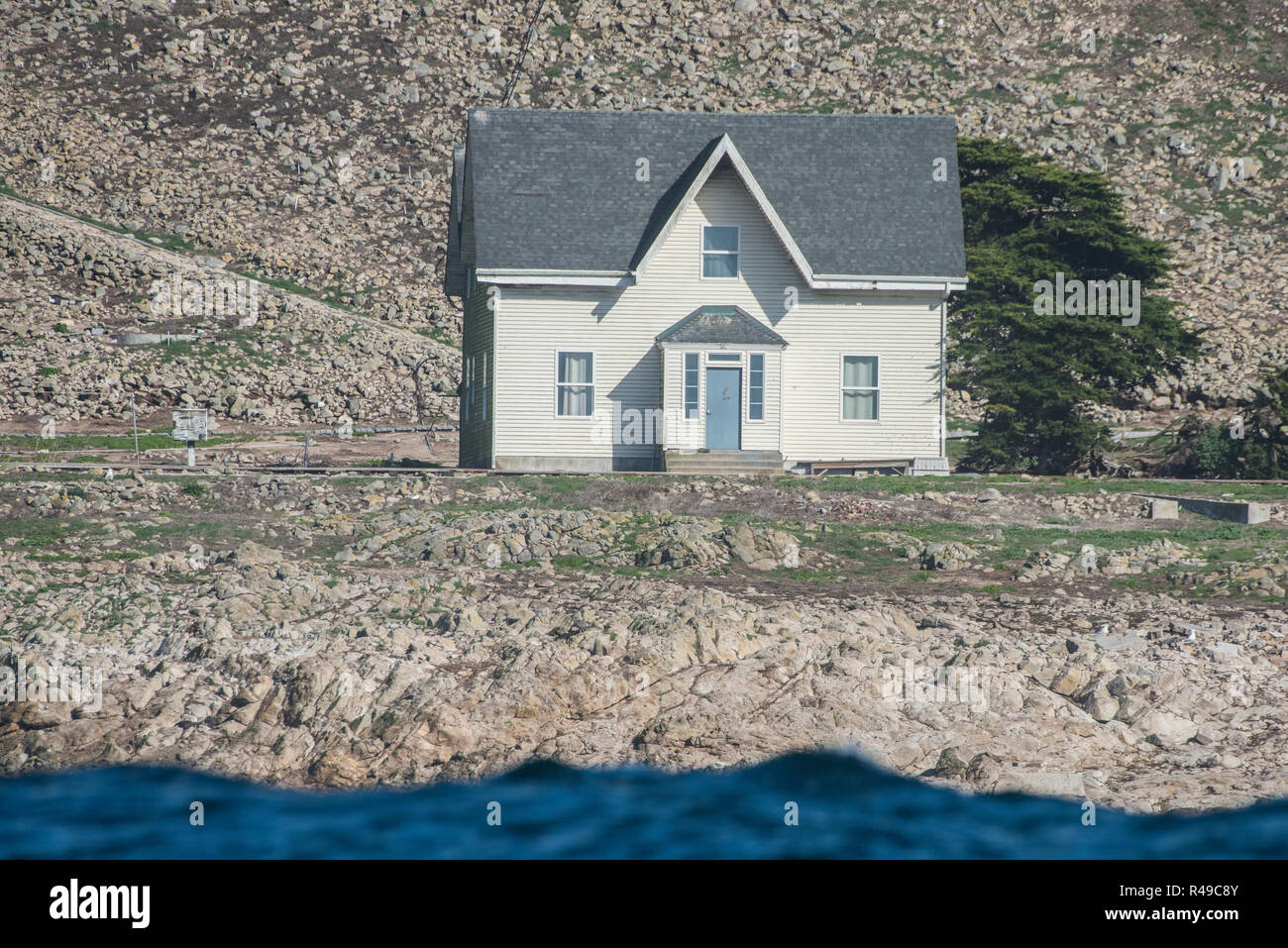 El único edificio en las Islas Farallón son estas pequeñas casas blancas donde duermen los científicos visitantes. Foto de stock