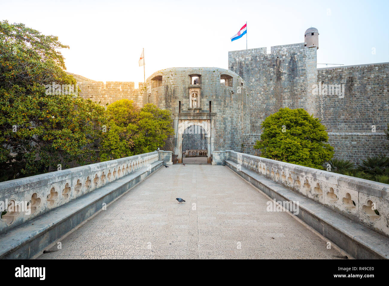 Vista panorámica de la famosa Puerta Pile Dubrovnik casco antiguo (Gate) en la hermosa la luz de la mañana al amanecer, Dalmacia, Croacia Foto de stock