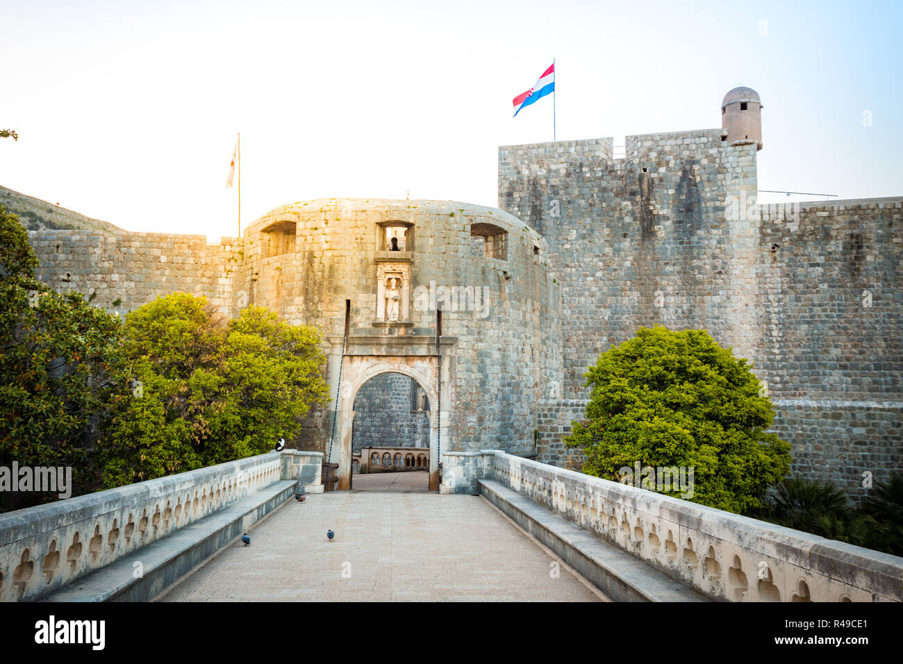 Vista panorámica de la famosa Puerta Pile Dubrovnik casco antiguo (Gate) en la hermosa la luz de la mañana al amanecer, Dalmacia, Croacia Foto de stock