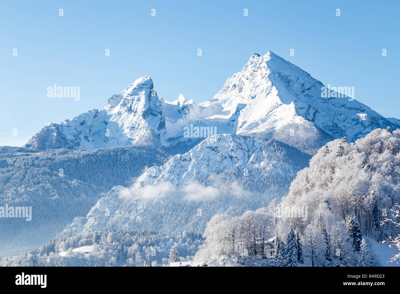 Hermosa vista de la famosa montaña de Watzmann pico en un frío día soleado en invierno, Baviera, Alemania Foto de stock