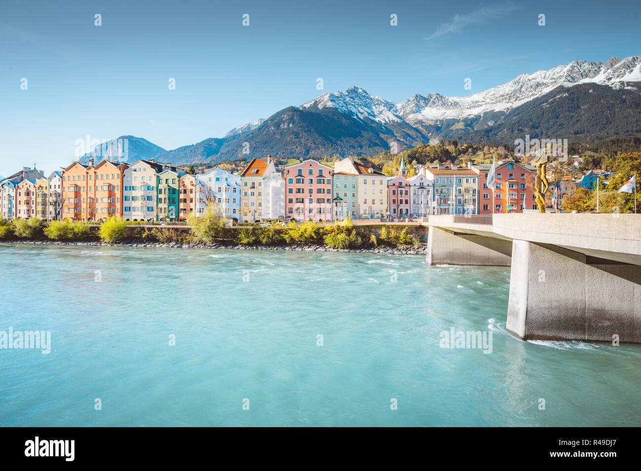 Centro histórico de la ciudad de Innsbruck con coloridas casas a lo largo de río Inn y famosas cumbres de montaña de Austria en el fondo, Tirol, Austria Foto de stock