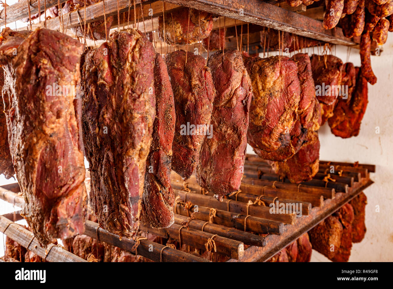 Carne de cerdo ahumada en un almacenamiento de fábrica Fotografía de stock  - Alamy