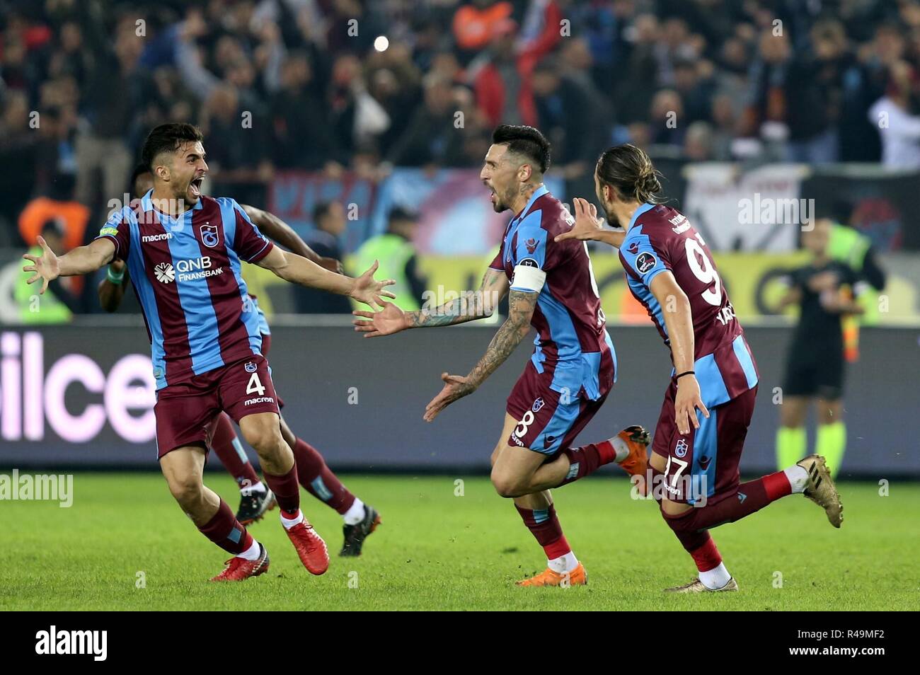 Los revendedores. 25 Nov, 2018. TRABZON, Turquía - 25 de noviembre: Sosa (C) de Trabzonspor celebra tras marcar un gol durante la Super Liga turca partido entre Trabzonspor y Fenerbahce en Trabzon (Turquía) el 25 de noviembre de 2018. Hakan Burak Altunoz/Agencia Anadolu | No hay distribución a revendedores. Crédito: dpa/Alamy Live News Foto de stock