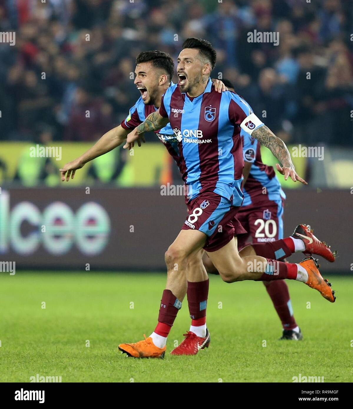 Los revendedores. 25 Nov, 2018. TRABZON, Turquía - 25 de noviembre: Sosa (delantero) de Trabzonspor celebra con sus compañeros después de marcar un gol durante la Super Liga turca partido entre Trabzonspor y Fenerbahce en Trabzon (Turquía) el 25 de noviembre de 2018. Hakan Burak Altunoz/Agencia Anadolu | No hay distribución a revendedores. Crédito: dpa/Alamy Live News Foto de stock