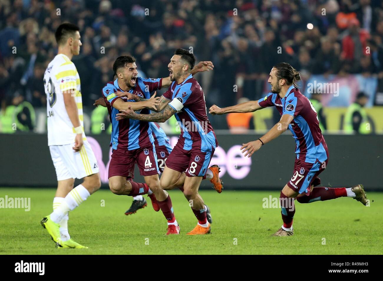 Los revendedores. 25 Nov, 2018. TRABZON, Turquía - 25 de noviembre: Sosa (2ª) de Trabzonspor celebra con sus compañeros después de marcar un gol durante la Super Liga turca partido entre Trabzonspor y Fenerbahce en Trabzon (Turquía) el 25 de noviembre de 2018. Hakan Burak Altunoz/Agencia Anadolu | No hay distribución a revendedores. Crédito: dpa/Alamy Live News Foto de stock