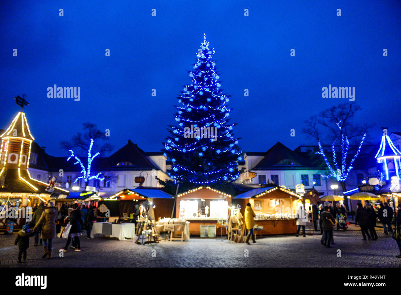Potsdam, Alemania. 26 Nov, 2018. Las luces de un árbol de Navidad y puestos  de zapatos en el mercado de Navidad 'Blauer Lichterglanz'. Crédito: Julian  Stähle/dpa-Zentralbild/ZB/dpa/Alamy Live News Fotografía de stock -