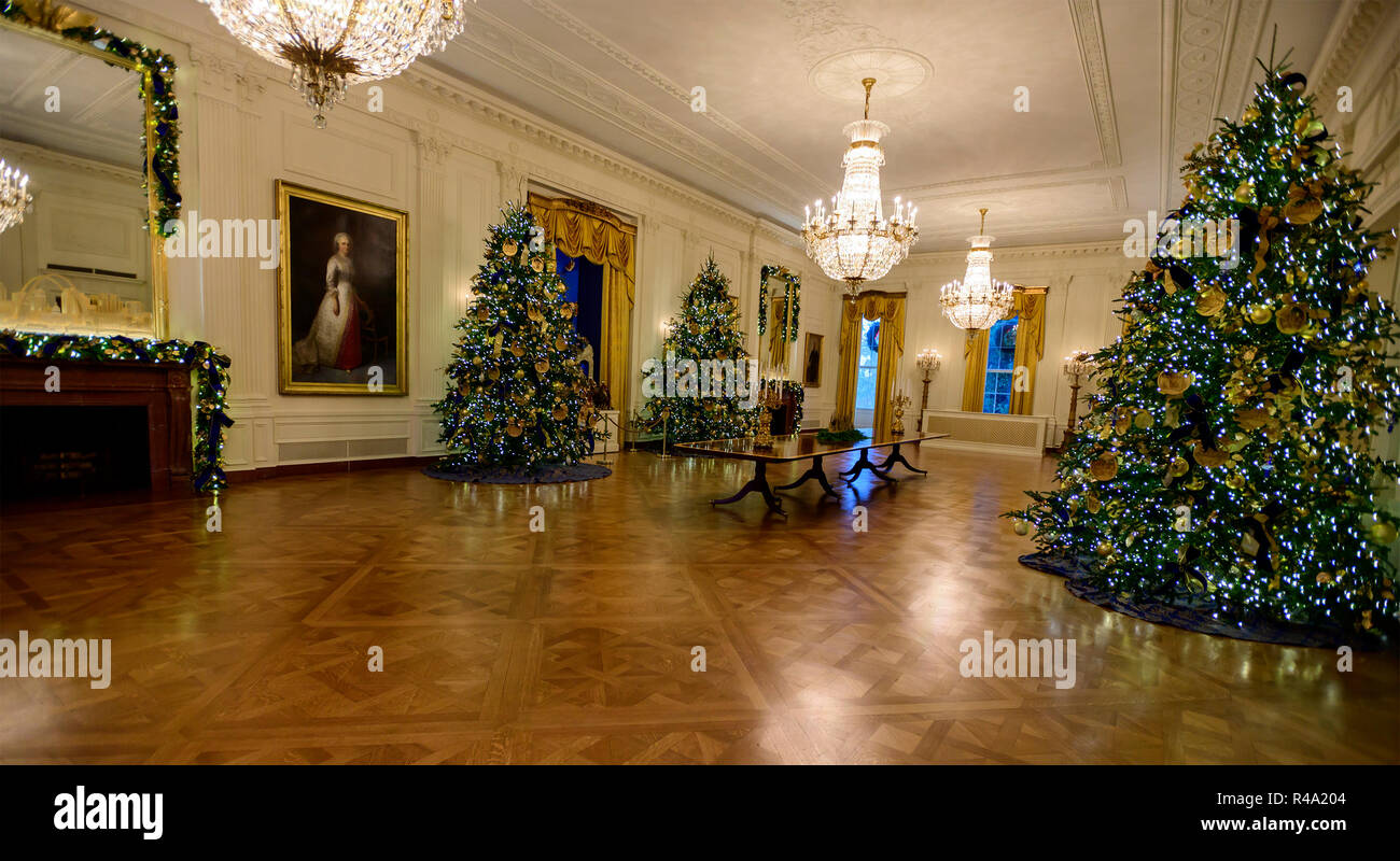 La Casa Blanca de 2018 decoraciones de Navidad, con el lema de "American tesoros" que fueron seleccionados personalmente por primera dama Melania Trump, se anticipó a la prensa en Washington DC el lunes, 26 de noviembre de 2018. Esta es una vista panorámica de la Sala Oeste. Crédito: Ron Sachs/CNP /MediaPunch Foto de stock