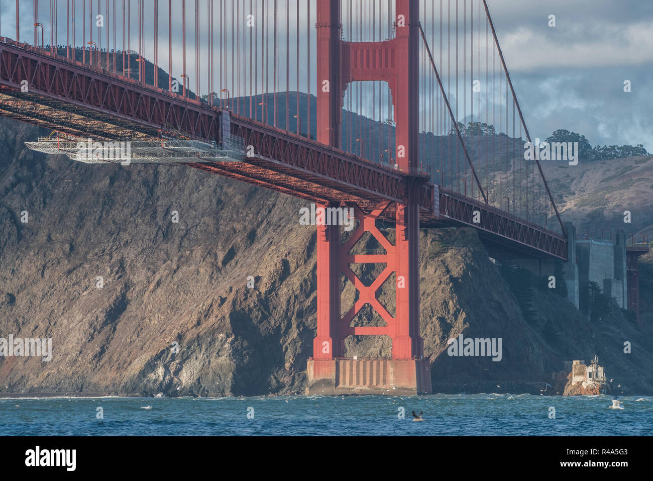 El puente Golden Gate, visto desde la bahía, andamios es visible por debajo como mantenimiento del puente está en marcha. Foto de stock