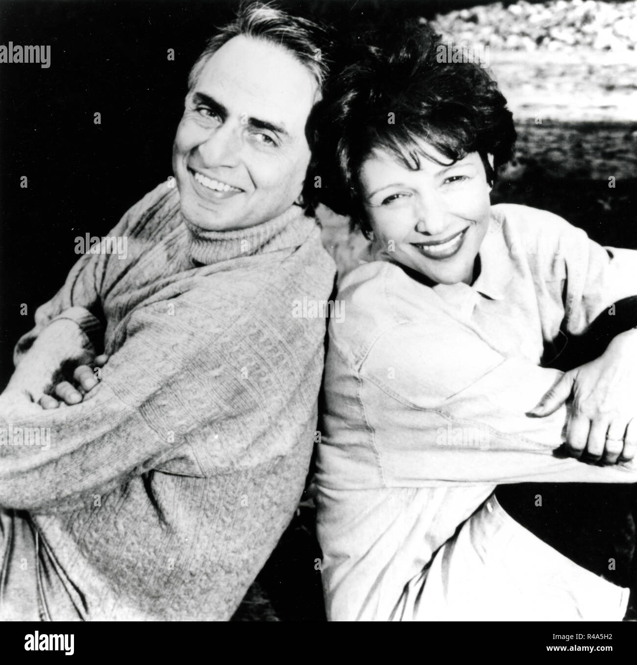 Astrónomo norteamericano Carl Sagan con su esposa Ann Druyan, 1990 Foto de stock