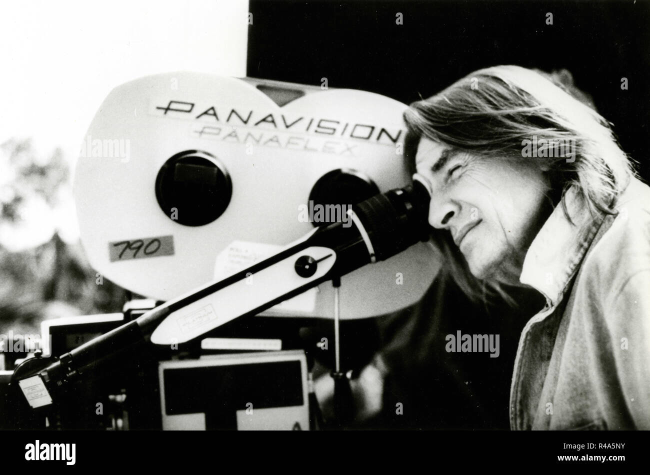 Director de cine estadounidense Joel Schumacher, el rodaje de la película que se caen, 1993 Foto de stock