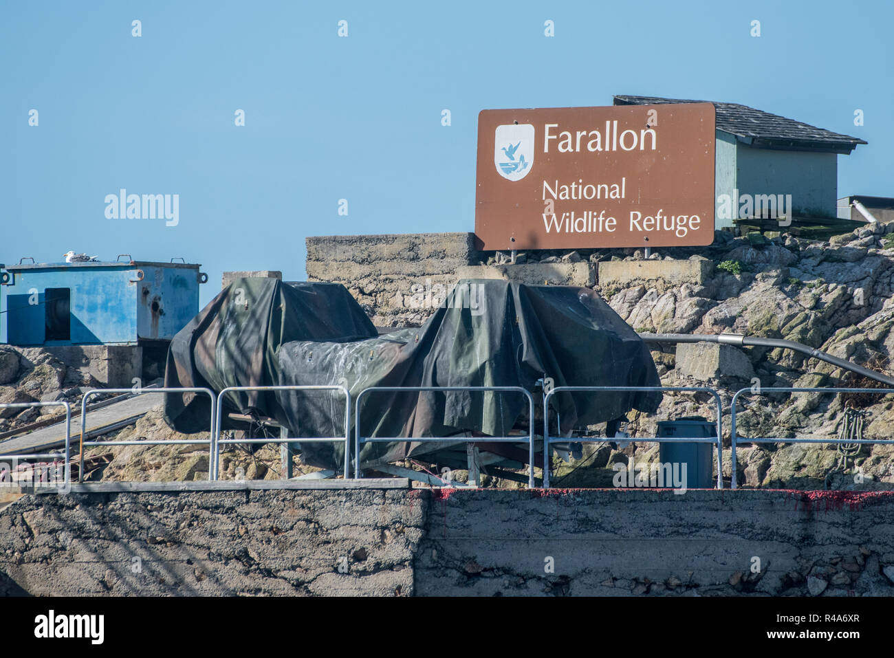 El signo en el banquillo de los acusados en la entrada al sureste de la Isla farallón en el refugio nacional de vida silvestre de farallon, California. Foto de stock