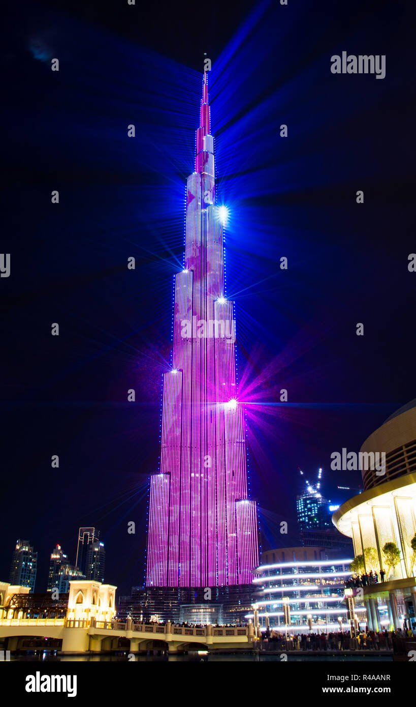 Dubai, Emiratos Árabes Unidos - Febrero 24, 2018: show de láser en Burj Khalifa en Dubai Mall muestra para fiestas y eventos atraen a muchos turistas d Foto de stock