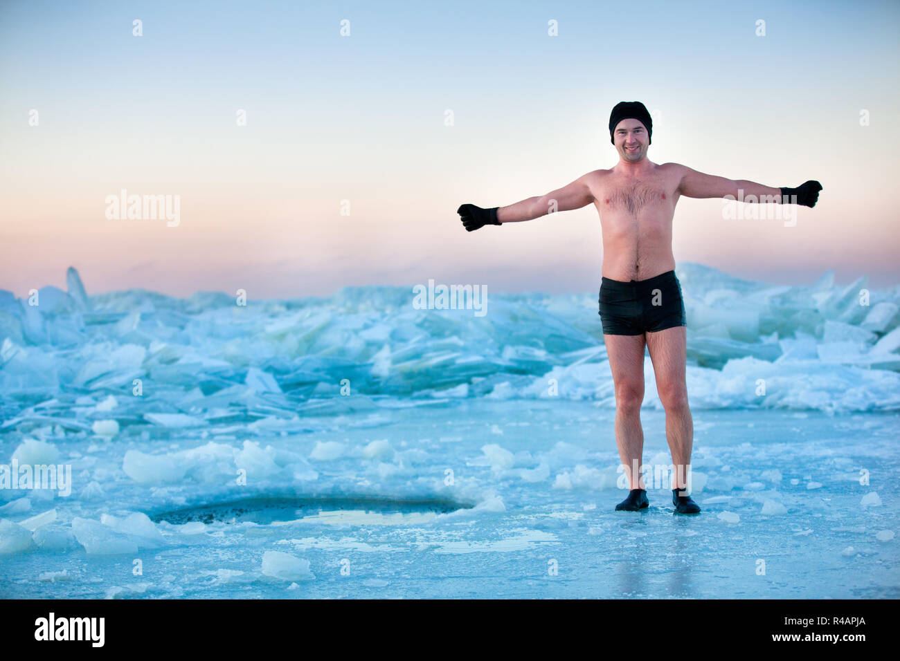 El hombre va a nadar en un agujero de hielo. Foto de stock