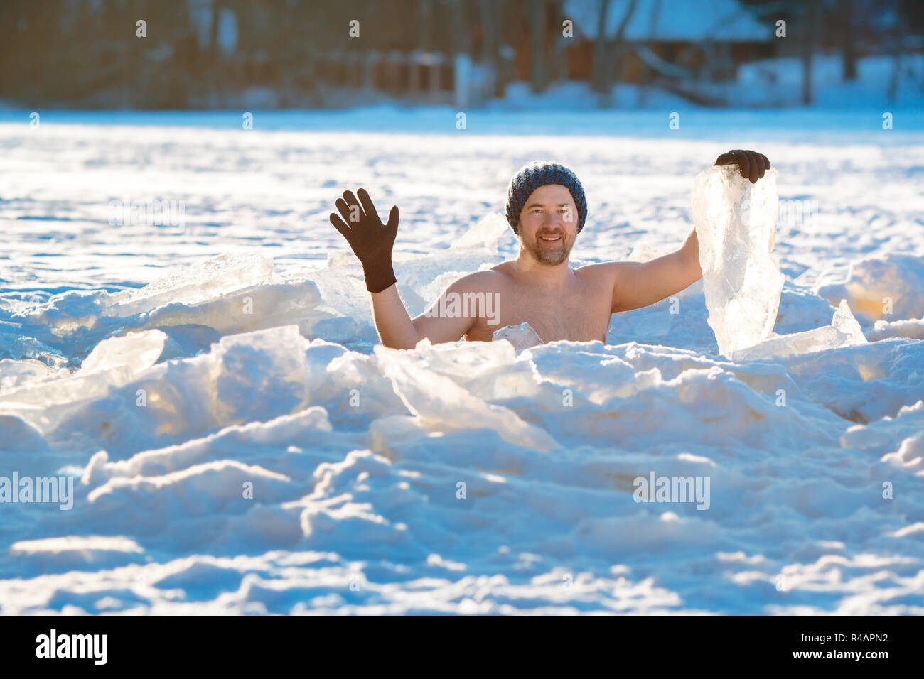 Piscina de Invierno. Hombre valiente en un agujero de hielo. Foto de stock