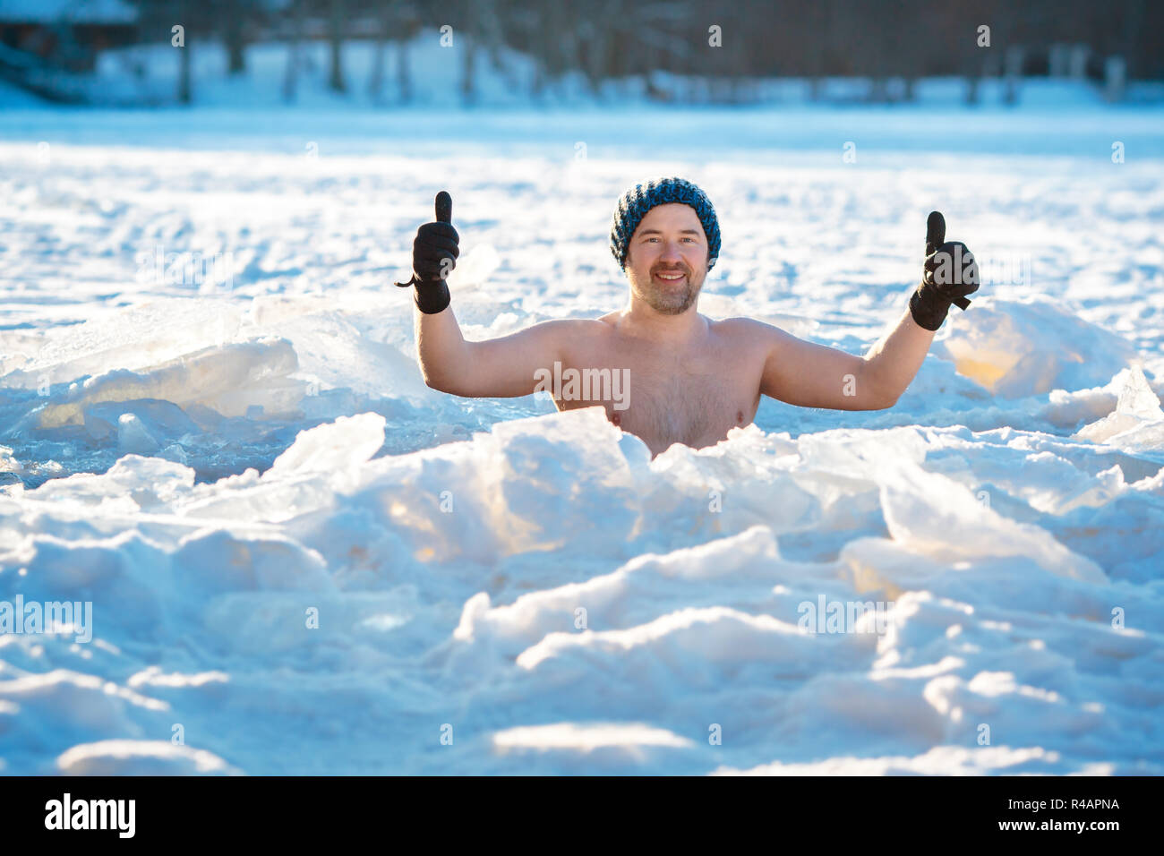 Piscina de Invierno. Hombre valiente en un agujero de hielo. Foto de stock