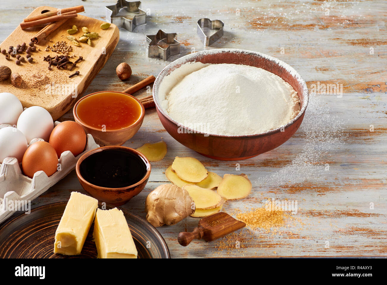 Ingredientes de la receta de pan de jengibre sobre mesa de madera Foto de stock