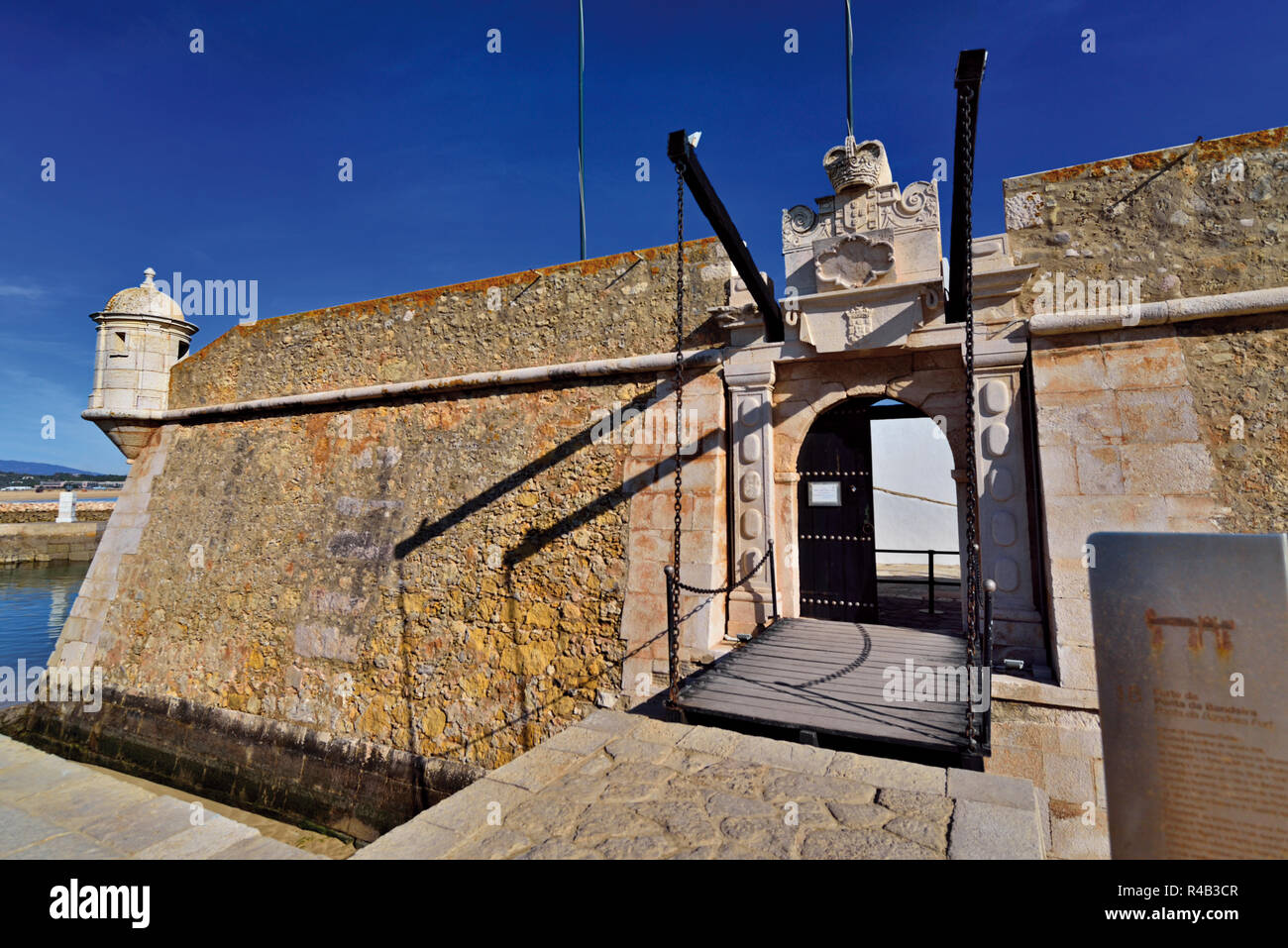 Zaguán con puente levadizo de la fortaleza portuguesa costera Foto de stock