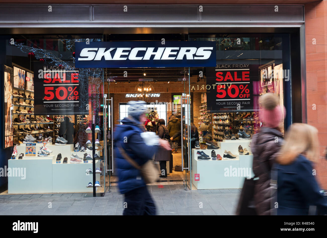 Los compradores del Viernes Negro pasando por una tienda Skechers en Liverpool Reino Unido el centro de la ciudad. Fotografía de stock Alamy