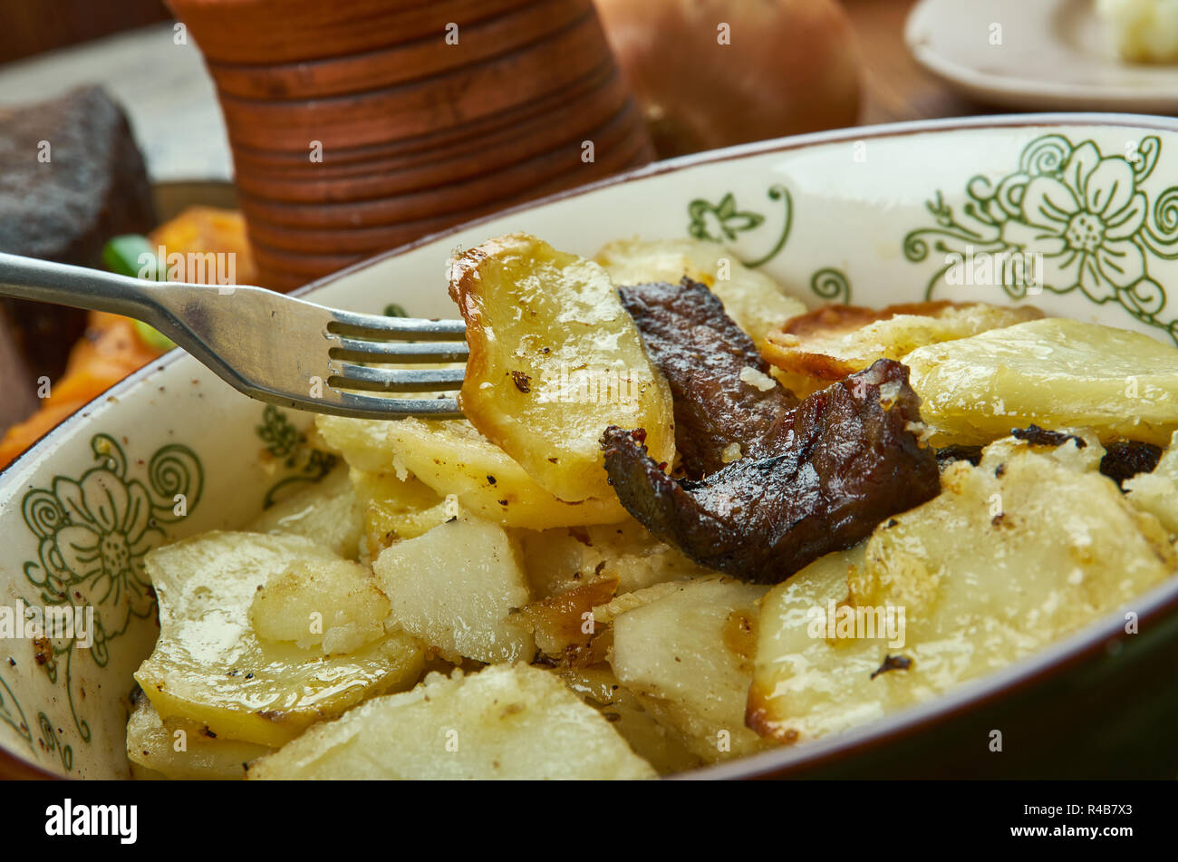 Lancashire Hot Pot , cocina inglesa, famosa combinación de carne y patata.  Platos tradicionales de Gran Bretaña, vista superior Fotografía de stock -  Alamy