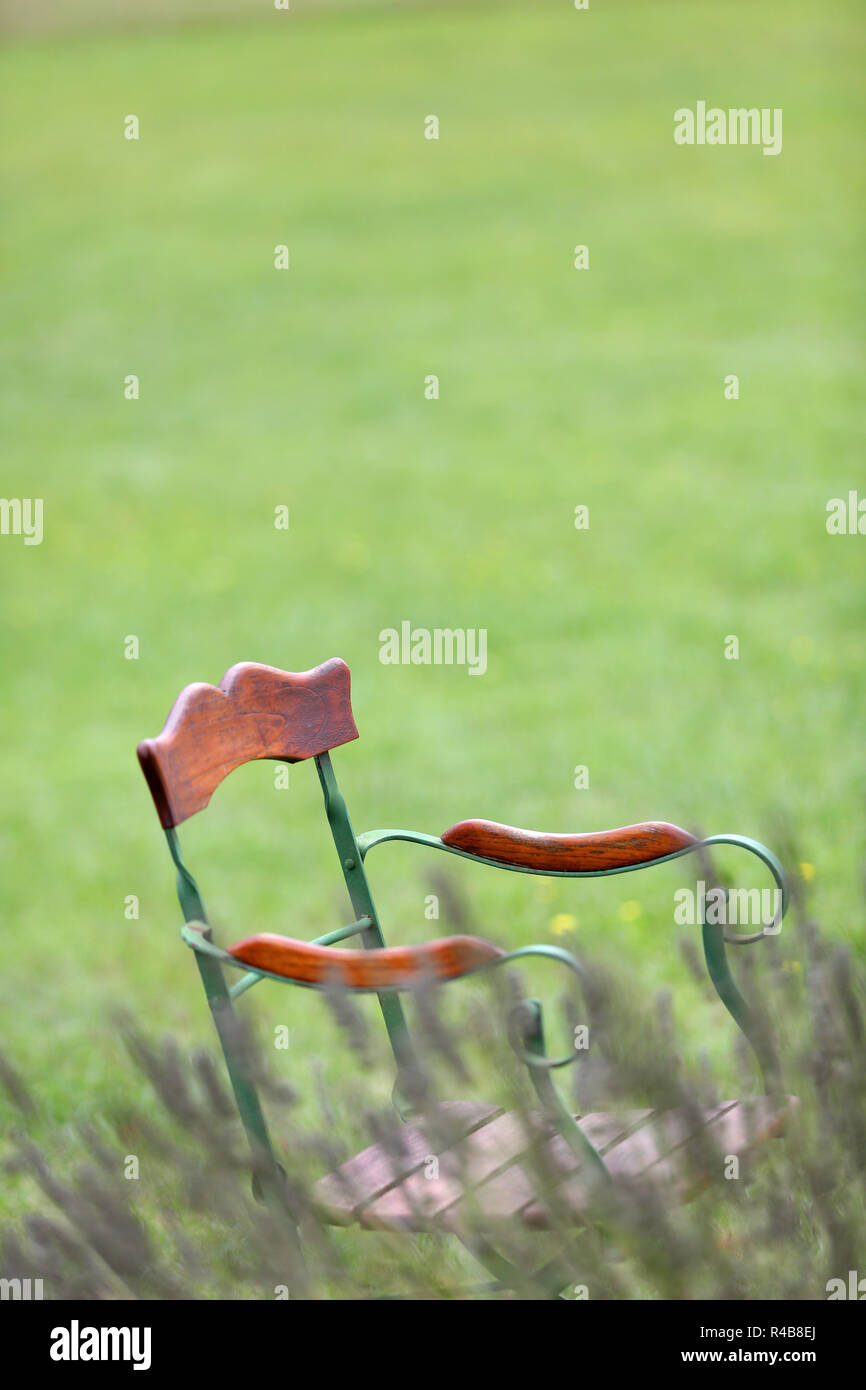 Primer plano de sillas en el jardín Foto de stock