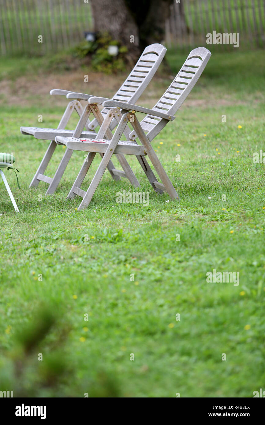 Primer plano de sillas en el jardín Foto de stock
