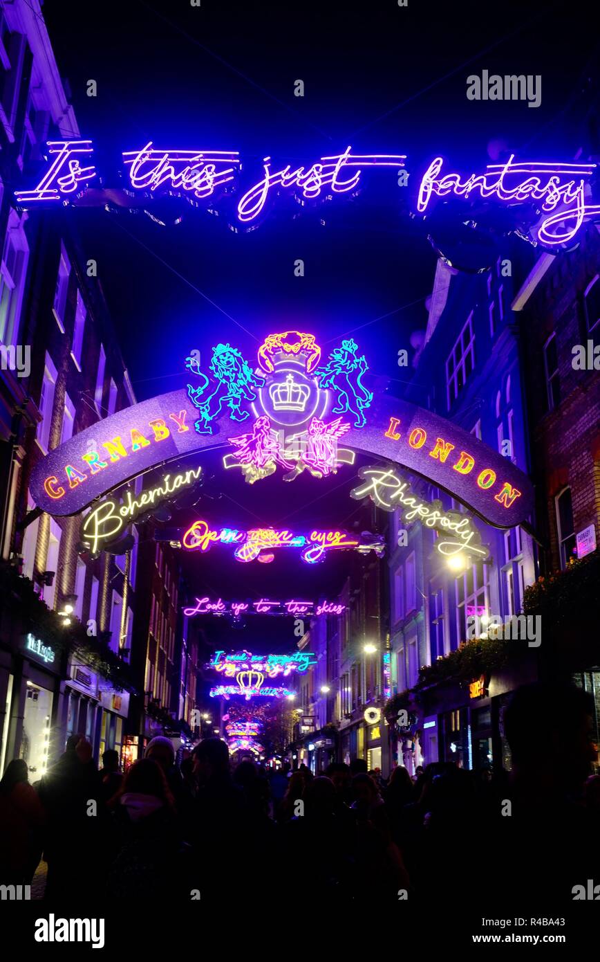 Las luces de Navidad 2018 en Carnaby Street, Londres inspirado por Queen's Bohemian Rhapsody Foto de stock