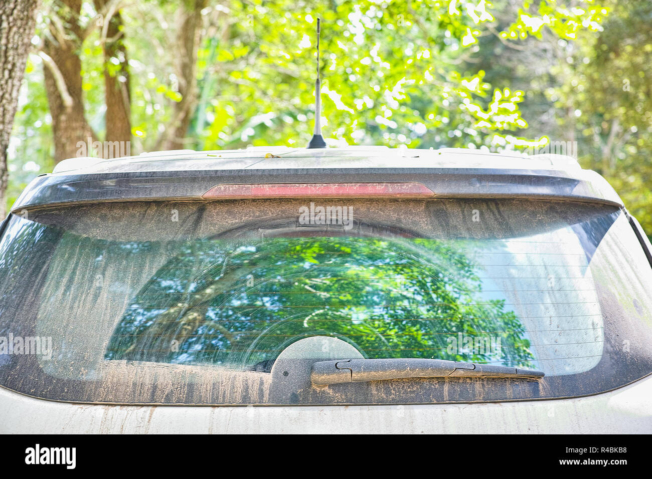 Limpiaparabrisas trasero con polvo sucio en la parte posterior ventanillas  de automóviles Fotografía de stock - Alamy