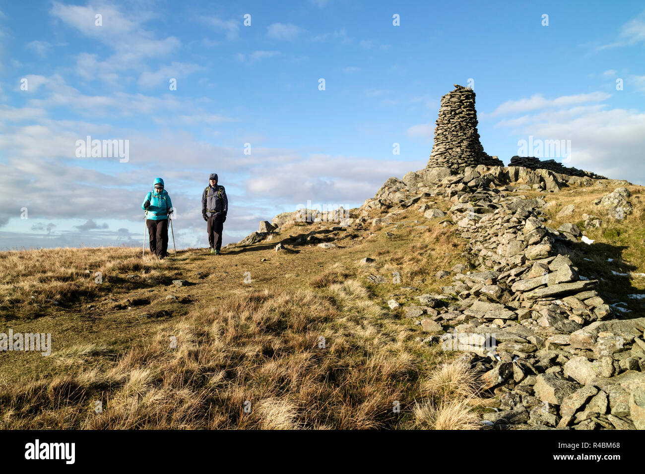 Los paseantes sobre la Cumbre de Thornthwaite Risco, Lake District, Cumbria, Reino Unido Foto de stock