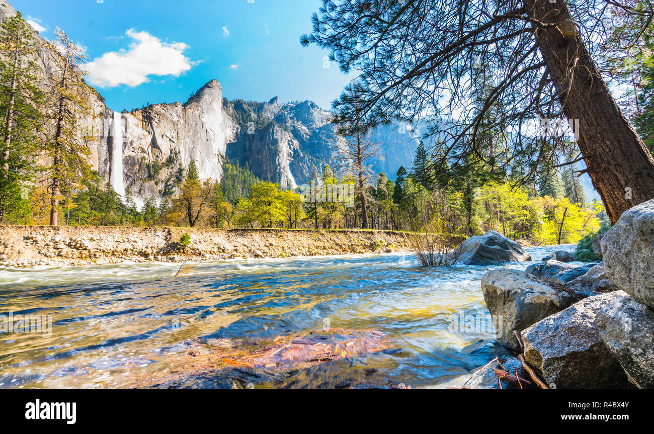 Parque Nacional Yosemite fall con río en primer plano,California,Estados Unidos. Foto de stock