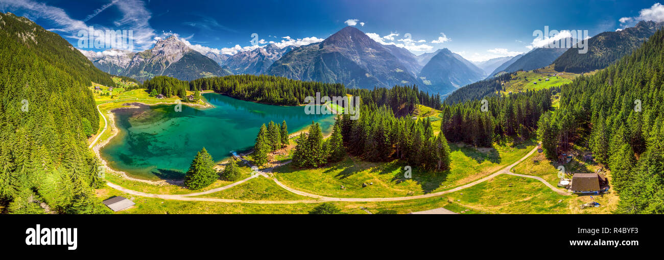 Con Arnisee Alpes Suizos. Arnisee es un depósito, en el cantón de Uri, Suiza, Europa. Foto de stock