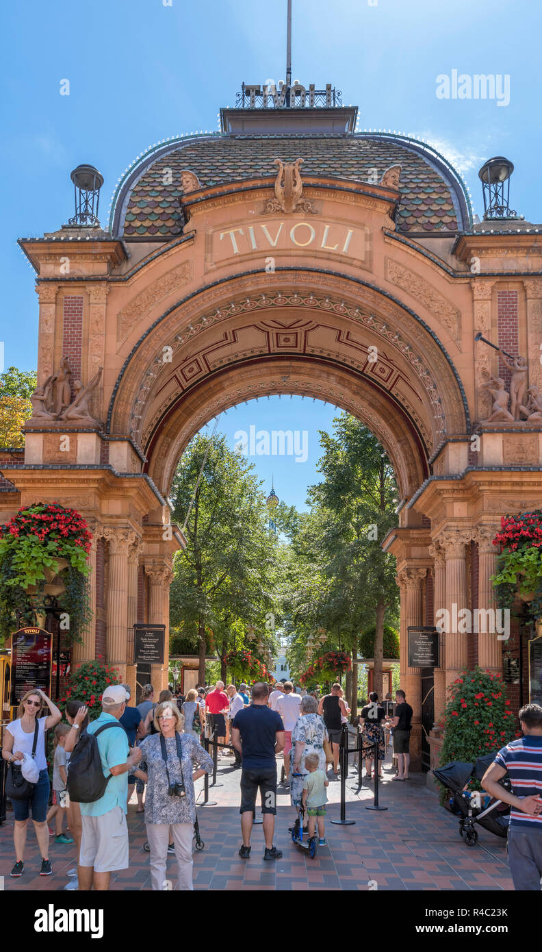Entrada principal a los jardines de Tivoli en Vesterbrogade, Copenhague, Zelanda, Dinamarca Foto de stock