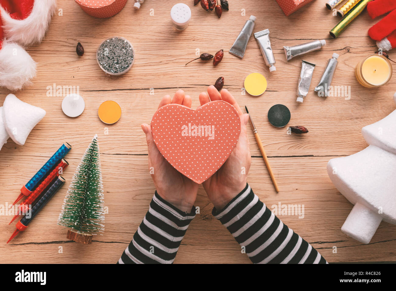 Bricolaje creativo Hobby Craft, haciendo caja de regalo con forma de  corazón para regalos de Navidad, vista superior Fotografía de stock - Alamy