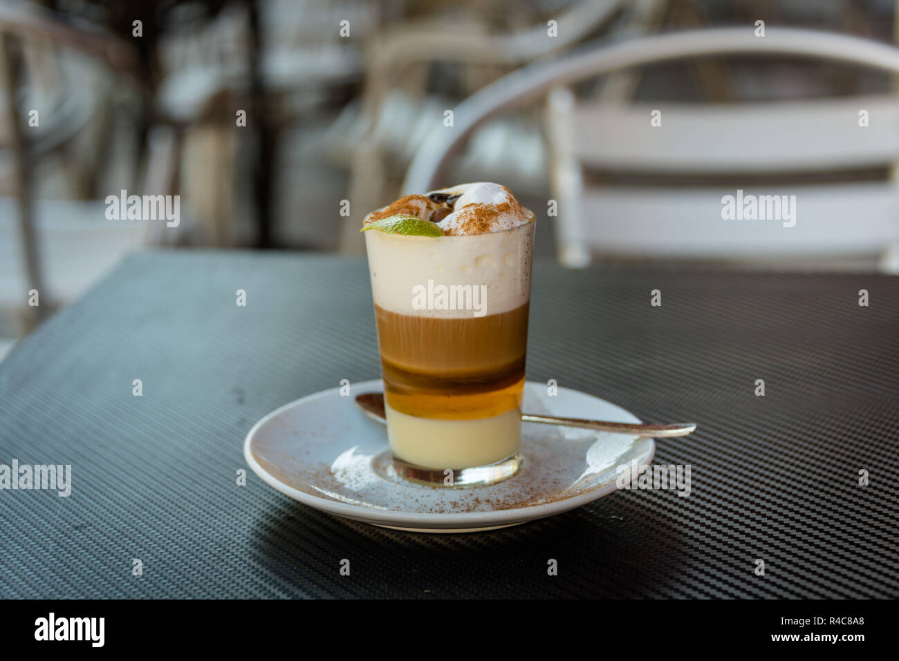 Barraquito espresso Café leche condensada leche de limón y canela, licor (Ron), Tenerife, España Foto de stock
