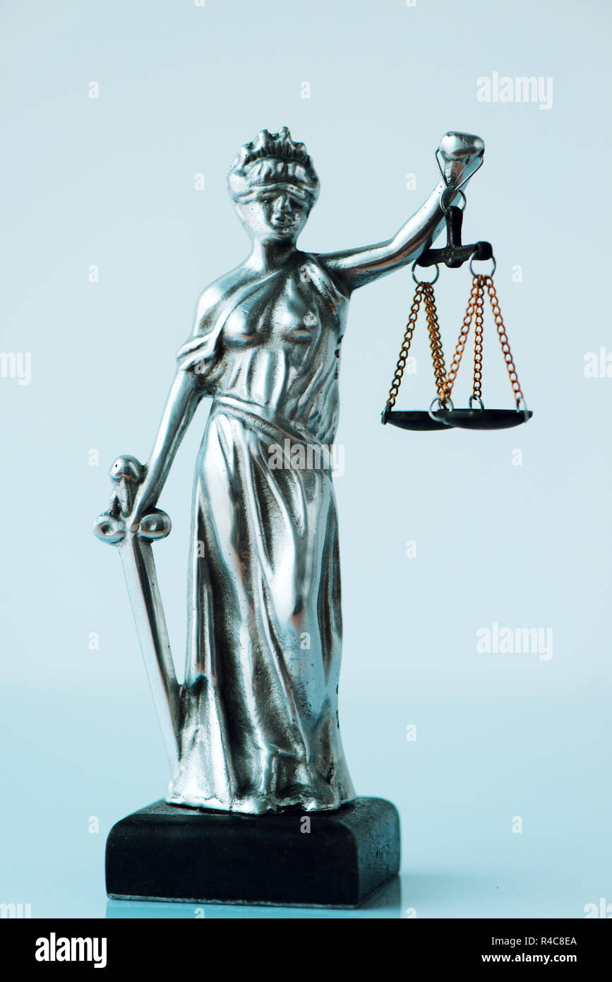 Lady Justice estatua en la oficina de la ley. Figurine con los ojos  vendados, la balanza y la espada es personificación de la fuerza moral en  el sistema judicial y su origen