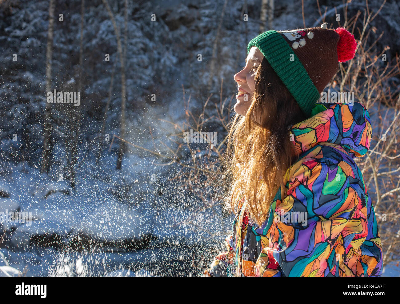 Mujer Joven Con Orejeras Y Hombre Alegre Con Sombrero De Invierno Apoyado  En Un Borde De Madera En Una Pista De Hielo Fotos, retratos, imágenes y  fotografía de archivo libres de derecho.