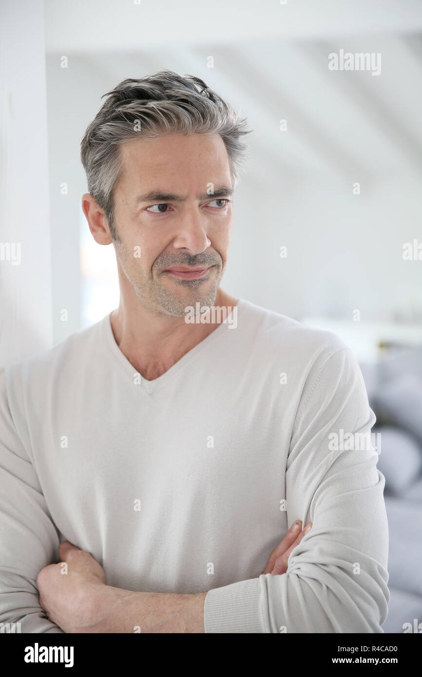 Retrato de atractivo hombre de 50 años Fotografía de stock - Alamy