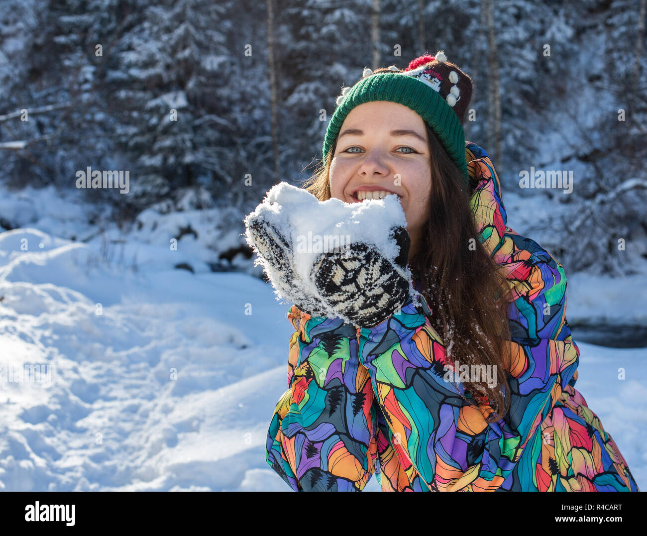 Navidad chica retrato al aire libre. Mujer invierno ventisca de nieve en un parque Foto de stock