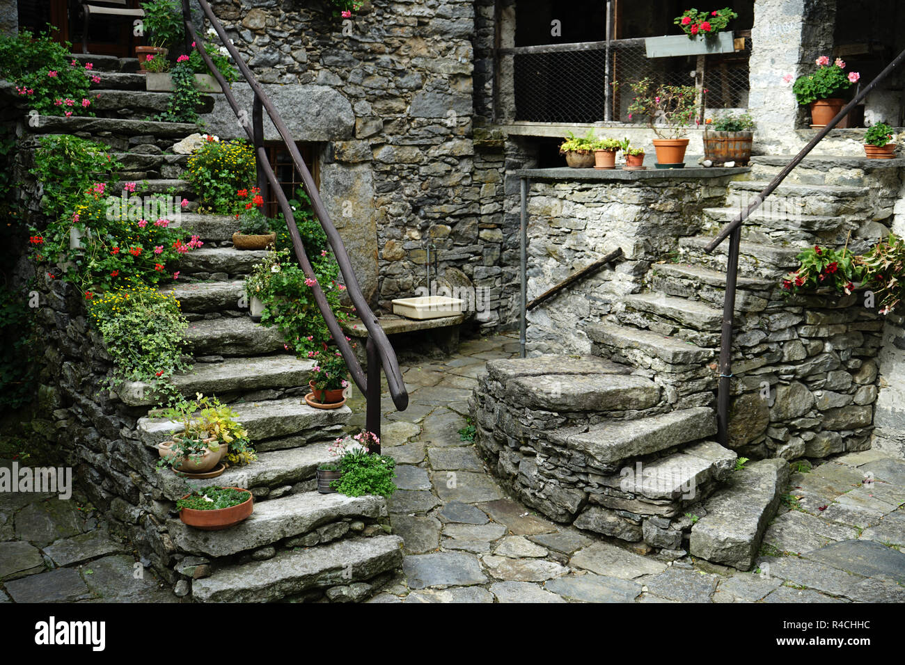 Rock escaleras en townsquare en pueblo viejo Sonlerto, Val Bavona, Tcicino, Suiza Foto de stock