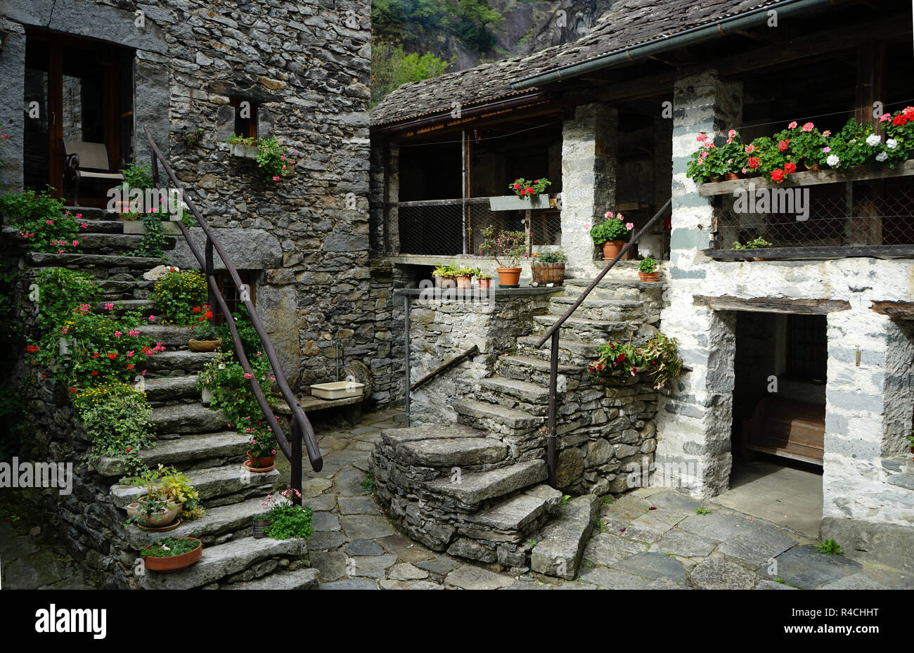Escaleras de roca y tradicionales casas de piedra en townsquare en pueblo viejo Sonlerto, Val Bavona, Tcicino, Suiza Foto de stock