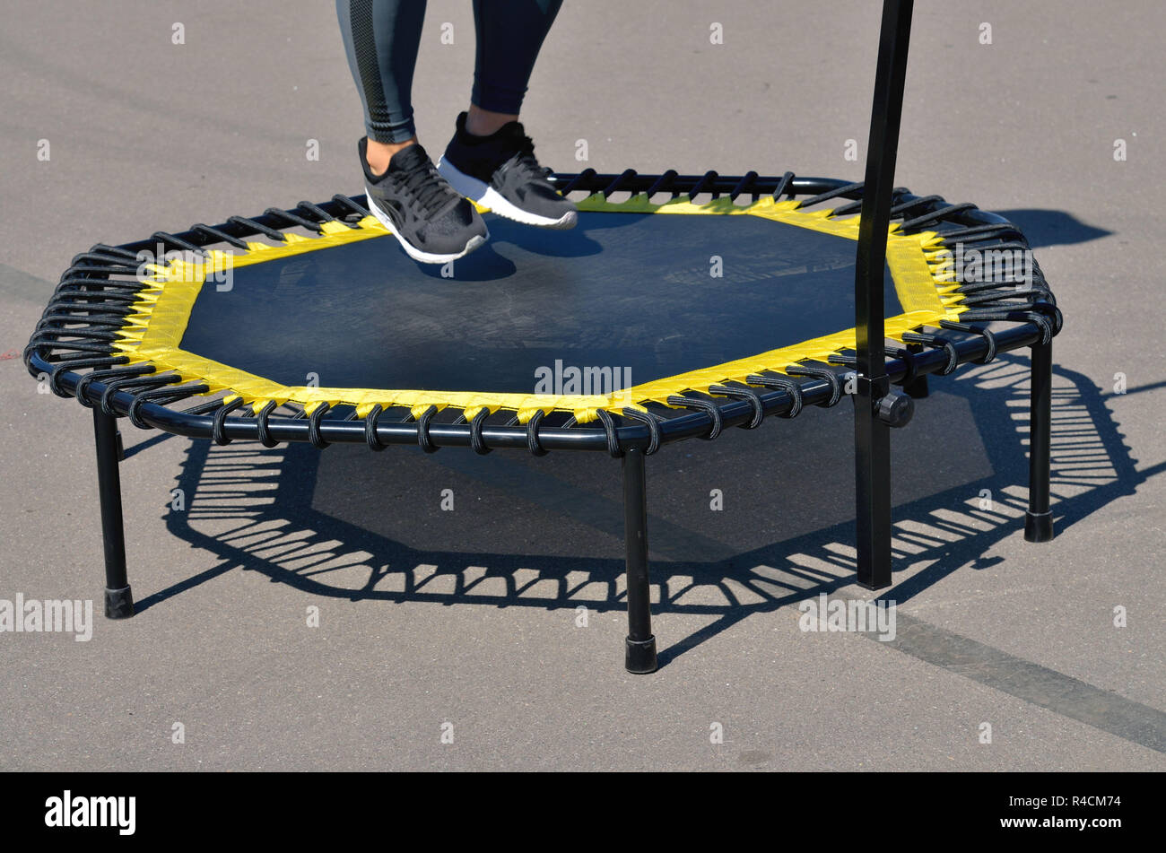 Saltar sobre un trampolín elástico.Este ejercicio desarrolla  coordinación.Las piernas se hacen más fuertes Fotografía de stock - Alamy