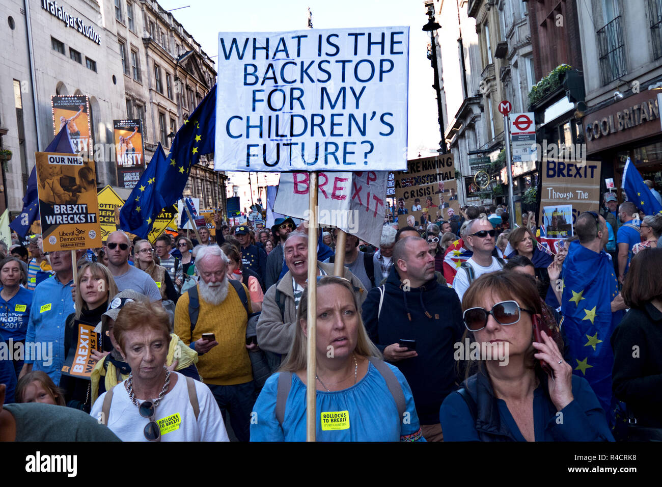 Voto popular campaña de marzo: Cientos de miles de personas asisten a Londres Pro-UE protesta Anti-Brexit Oct 2018 Foto de stock