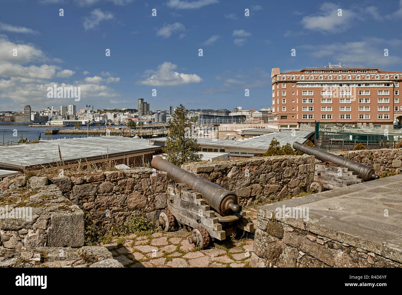Añosos cañones en la Plaza Parrote de la Coruña, Galicia, España, Europa Foto de stock