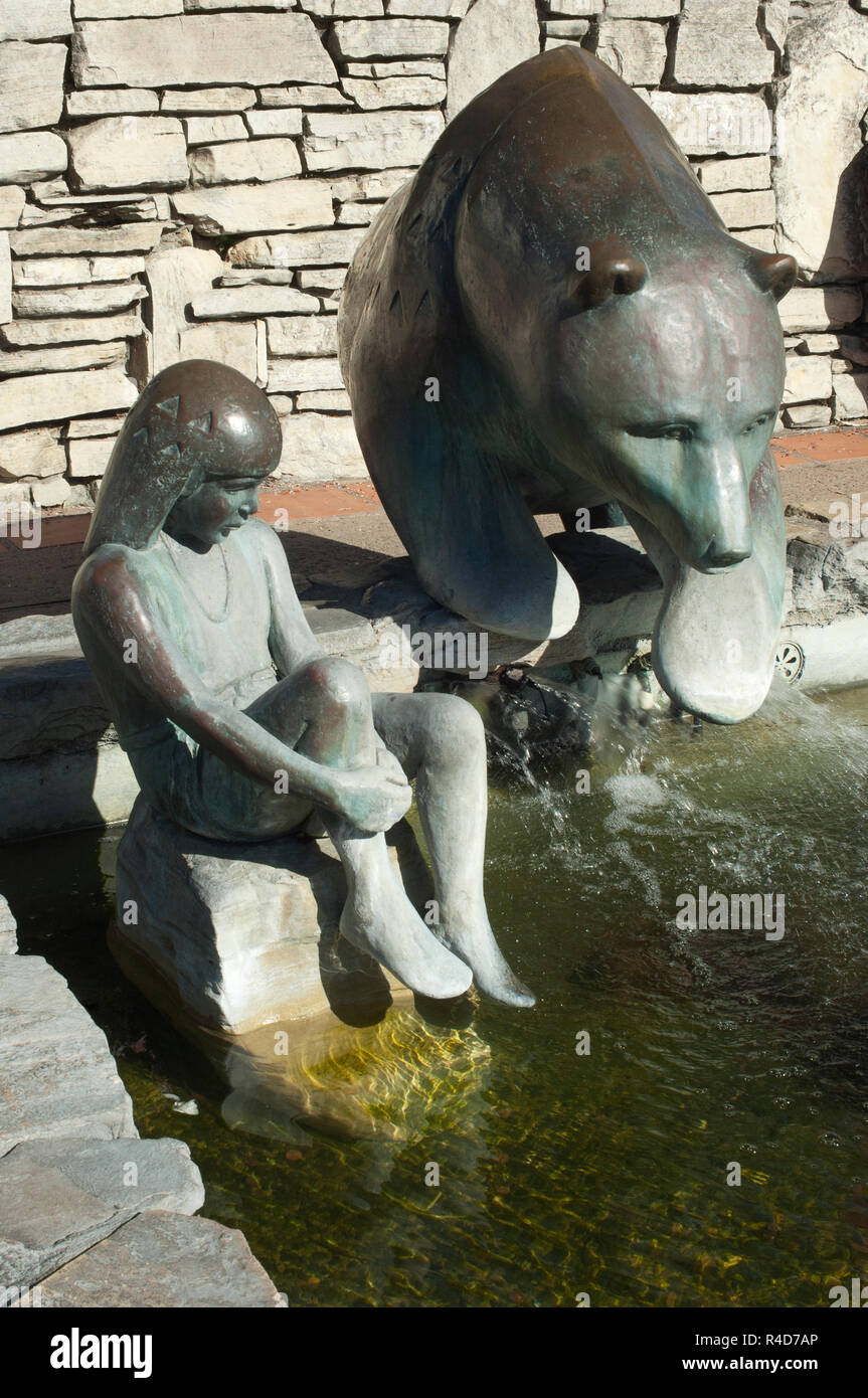 Chumash niño con osos y peces, una fuente en la misión de San Luis Obispo, California, esculpida por Paula Zima. Fotografía Digital. Foto de stock